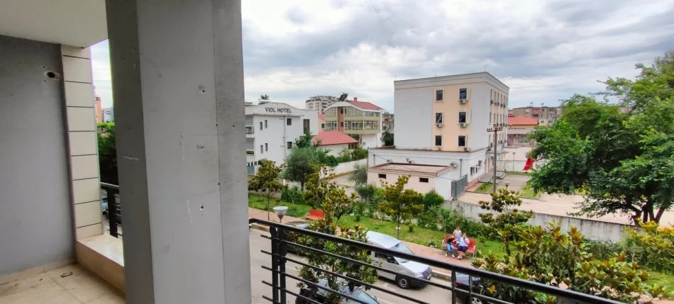 Tirane, jepet me qera apartament 2+1+Ballkon Kati 1, 90 m² 450 € (Don Bosco)