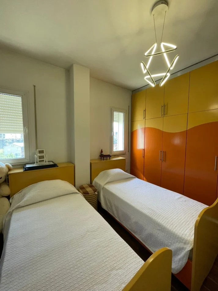 Tirane, jepet me qera apartament 2+1 Kati 4, 85 m² 550 € (rruga asim vokshi)