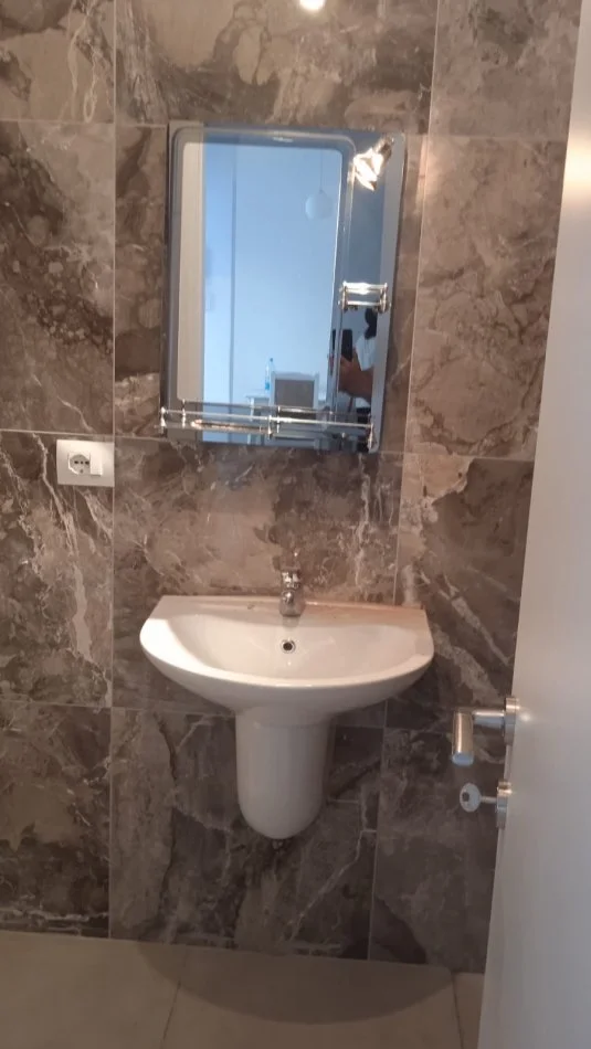 Tirane, jepet me qera apartament 1+1+Ballkon Kati 5, 65 m² 330 € (Univers City I sapomobiluar)