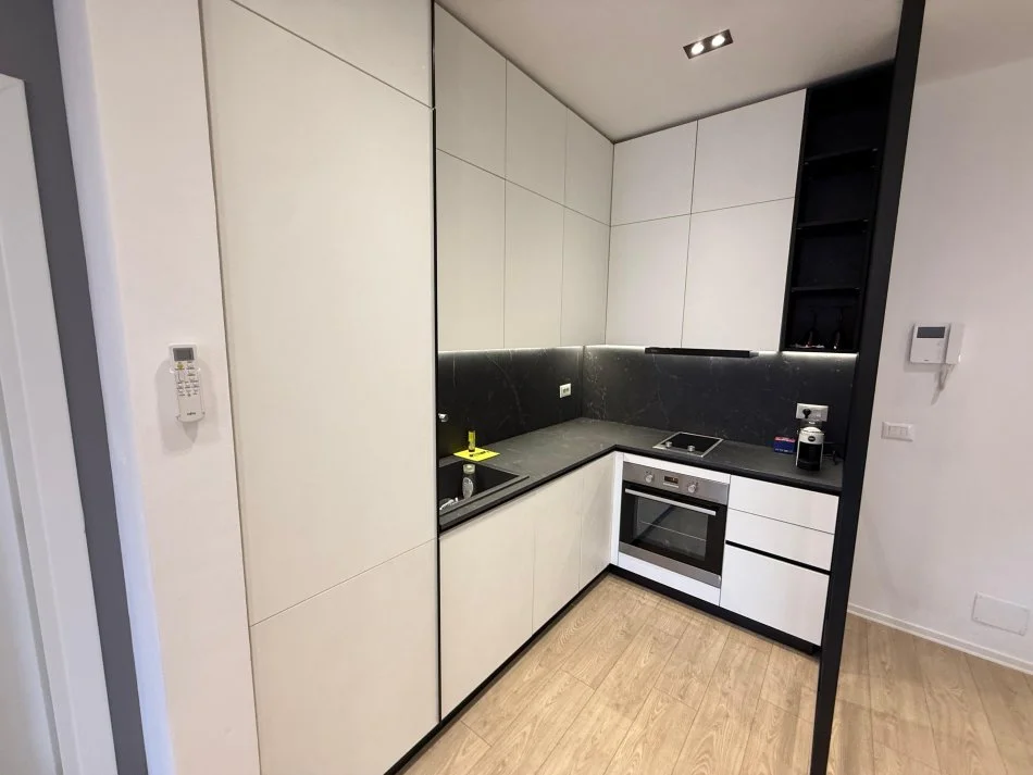 Tirane, jepet me qera apartament 1+1 Kati 15, 63 m² 900 € (Garden building rezidence)