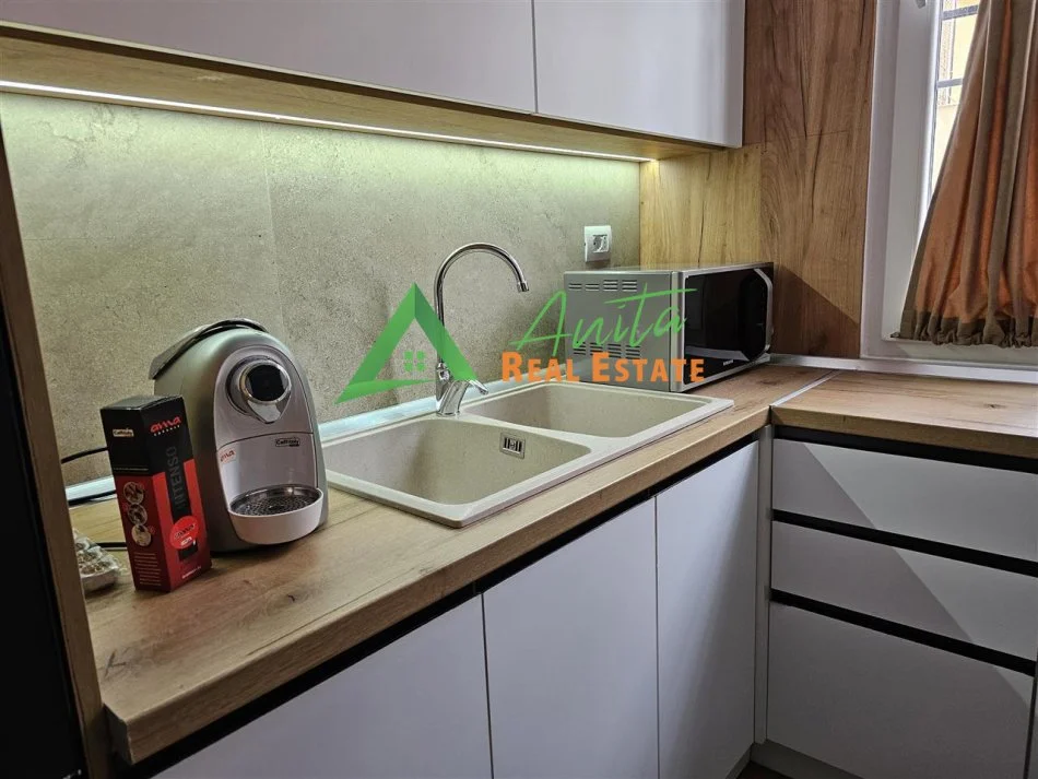 Tirane, jepet me qera apartament 1+1 Kati 1, 65 m² 60 000 Leke (Rruga e Kavajes)