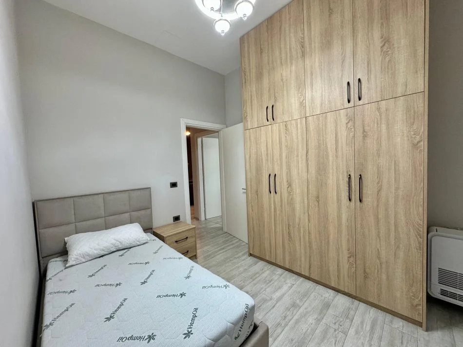 Tirane, jepet me qera apartament 2+1 Kati 1, 90 m² 550 € (LIQENI I THATE)
