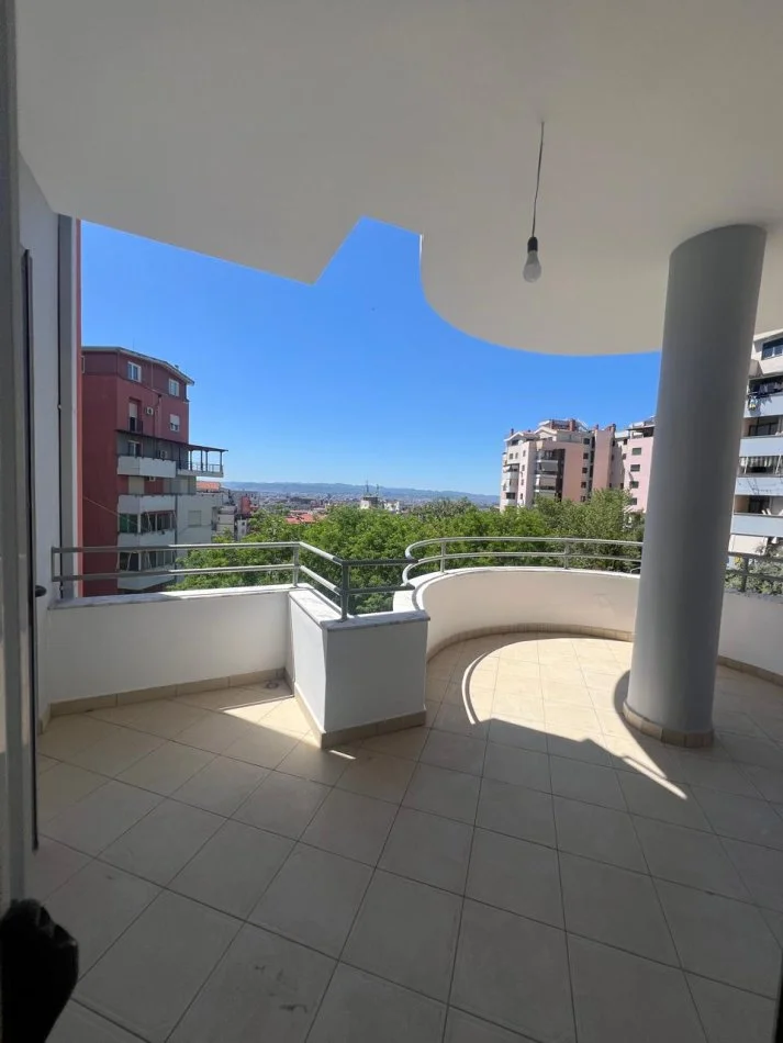 Tirane, shitet apartament 1+1+Ballkon Kati 4, 64 m² 84.000 € (Restorant Fresku, tek Sparkly Paws)