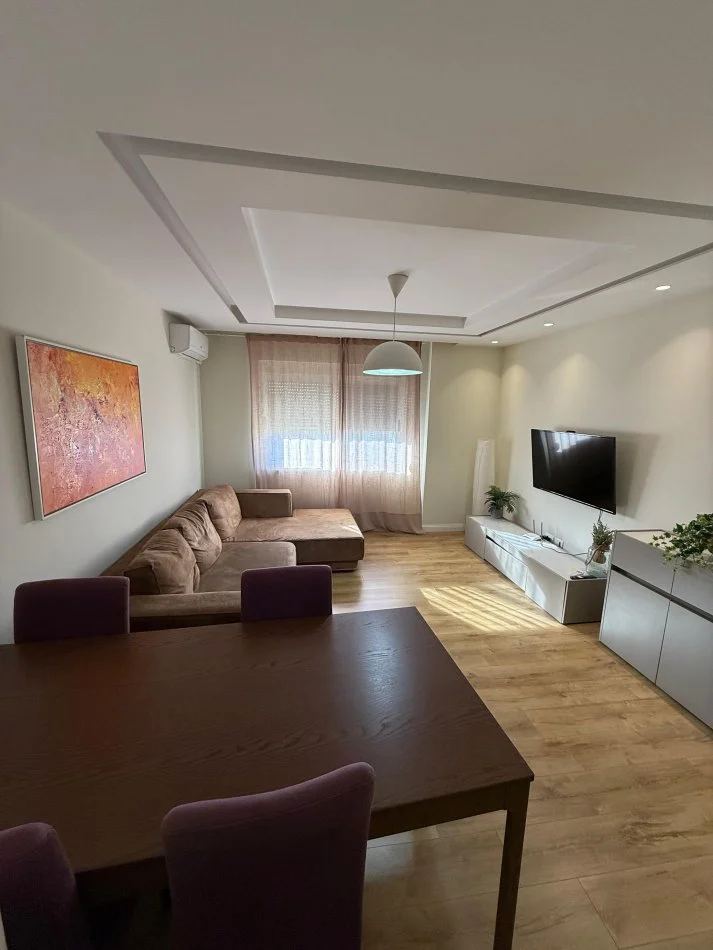 Tirane, jepet me qera apartament 2+1 , 85 m² 1.000 € (Bllok)