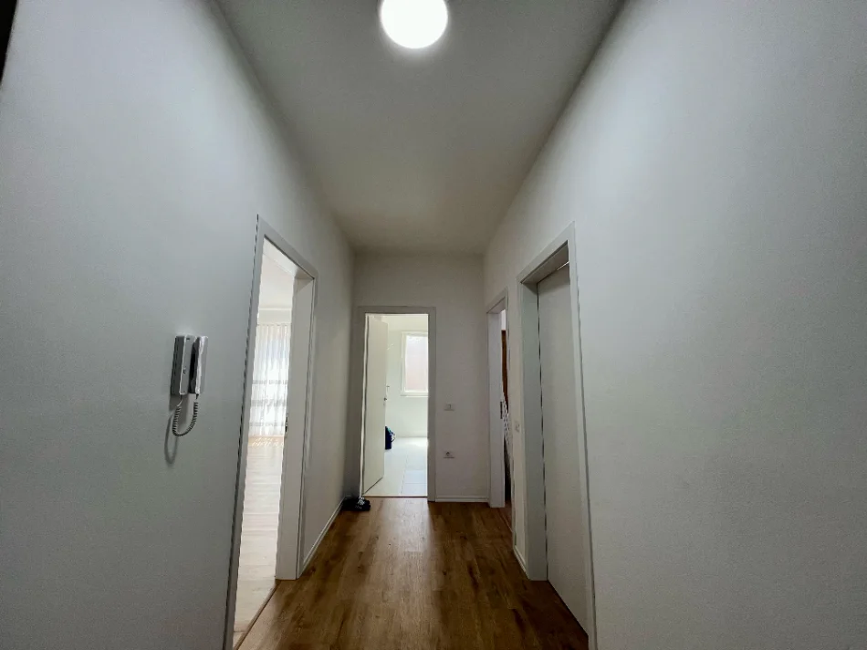 Shqiperi, jepet me qera apartament 2+1+Ballkon Kati 1, 93 m² 450 € (Paskuqan)