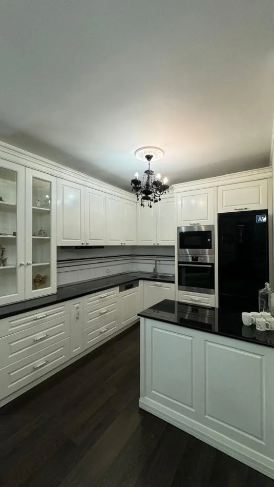 Tirane, jepet me qera apartament 2+1 Kati 8, 115 m² 900 € (Rruga “Asim Vokshi”)