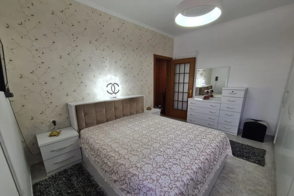 Tirane, jepet me qera apartament 1+1+Ballkon Kati 5, 70 m² 560 € (rruga bardhyl)