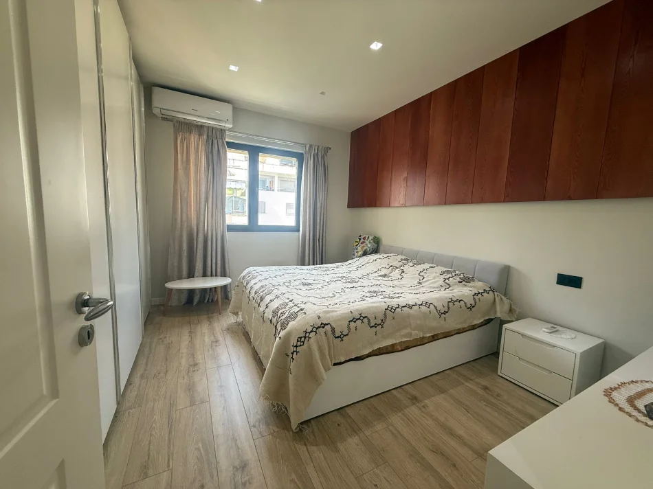 Tirane, shitet apartament 1+1+Ballkon Kati 4, 75 m² 130.000 € (Rruga e Thesarit)