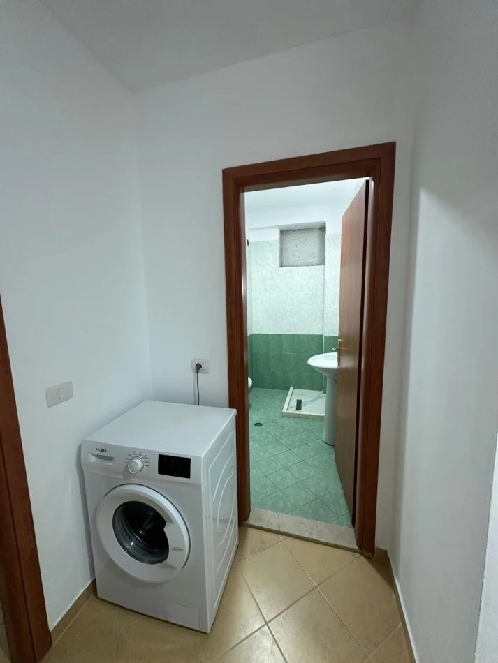 Tirane, jepet me qera apartament 2+1 Kati 5, 450 € (Bulevardi Migjeni)