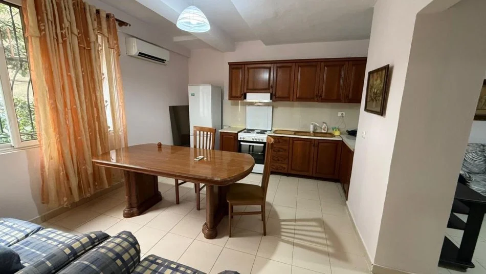 Tirane, jepet me qera apartament 2+1 Kati 1, 90 m² 500 € (Varri Bamit)