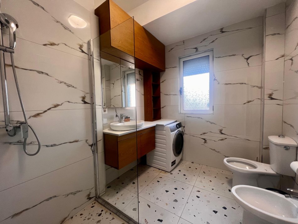 Tirane, jepet me qera apartament 2+1+Ballkon Kati 3, 80 m² 700 € (Pazari i Ri - Tiranë)