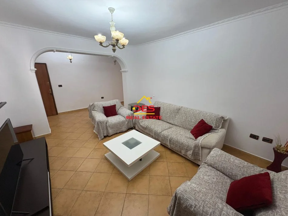 Vlore, jepet me qera apartament 3+1+Ballkon Kati 3, 120 m² 400 € (Rruga Misto Mele)