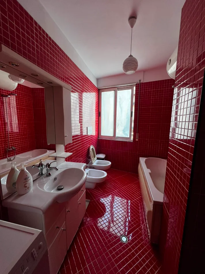 Tirane, jepet me qera apartament 1+1+Ballkon Kati 8, 110 m² 600 € (Rruga e Barrikadave)