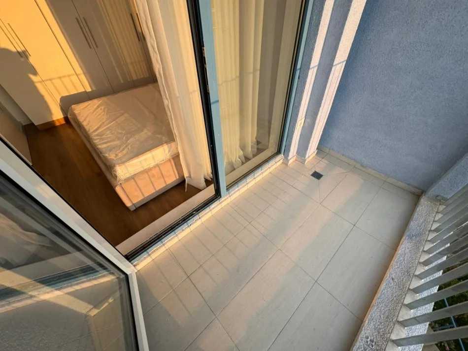 Tirane, jepet me qera apartament 1+1 me Parking Kati 3, 60 m² 450 € (Kompleksi Oxa, Fresk)