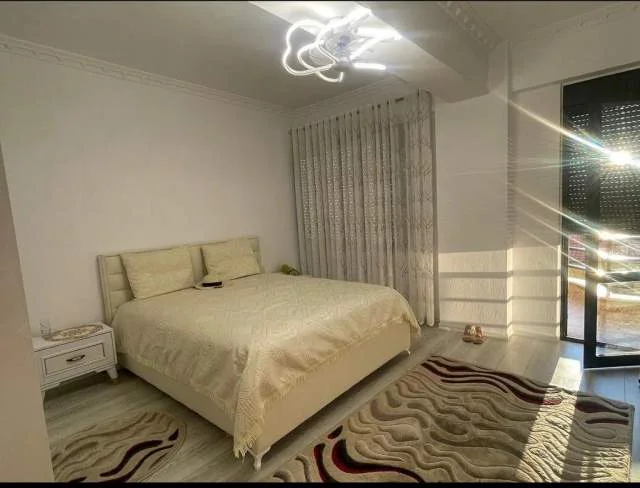 Korce, jepet me qera apartament 1+1+BLK Kati 2, 70 m² 60 Euro (Pazar i vjeter)