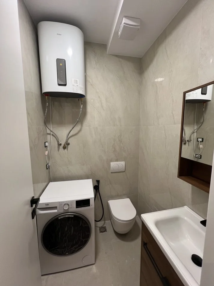 Tirane, jepet me qera apartament 2+1+Ballkon Kati 8, 95 m² 1.100 € (Komuna e Parisit)