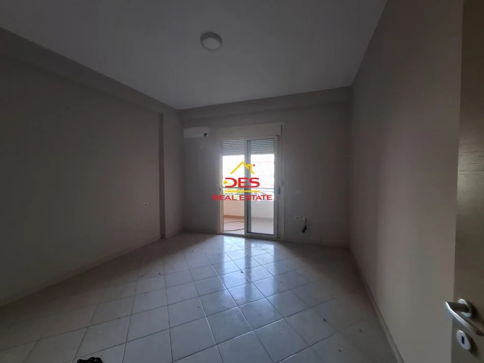 Vlore, shitet apartament 1+1+Ballkon Kati 2, 75 m² 130.000 € (Rruga Gjergj Kastrioti)