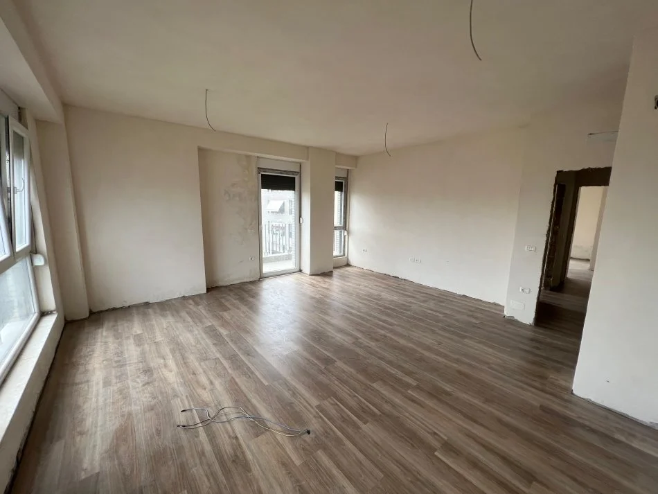 Tirane, jepet me qera apartament 3+1 Kati 8, 140 m² 600 € (Ish fusha e aviacionit)