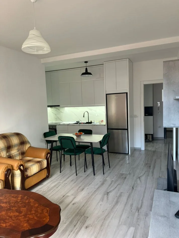 Tirane, jepet me qera apartament 1+1 Kati 5, 400 € (astir)