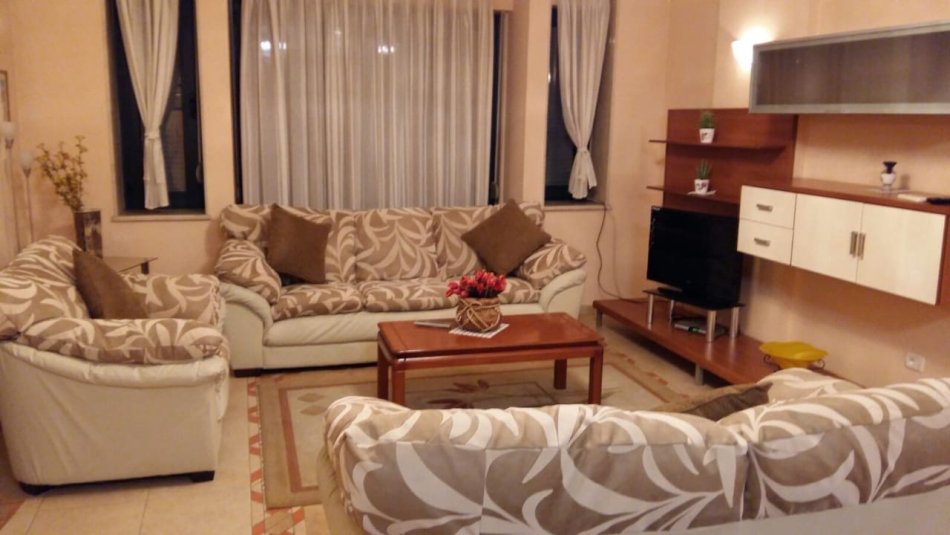 Tirane, jepet me qera apartament 2+1 Kati 7, (Donika Kastrioti)