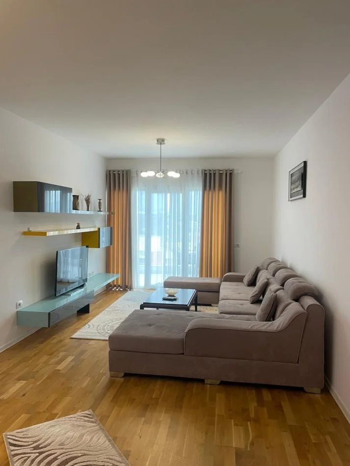 Tirane, jepet me qera apartament 2+1 Kati 3, 90 m² 900 € (Kopshti Botanik)