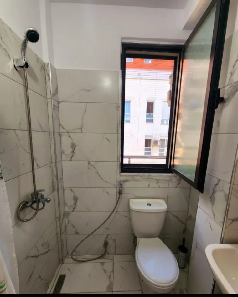 Tirane, jepet me qera apartament 1+1+Ballkon Kati 3, 50 m² 400 € (pranë Fakultetit të Mjekësisë)