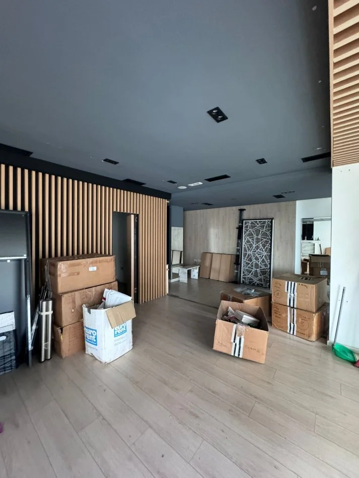 Tirane, jepet me qera ambjent biznesi Kati 2, 140 m² 1.200 € (rruga Muhamed Gjollesha)