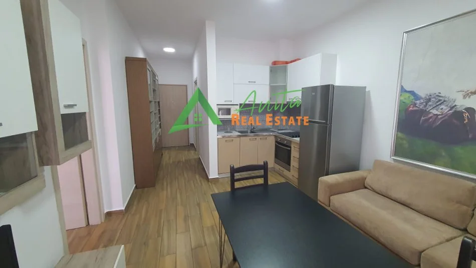 Tirane, jepet me qera apartament 1+1+Ballkon Kati 3, 60 m² 570 € (Komuna e Parisit)