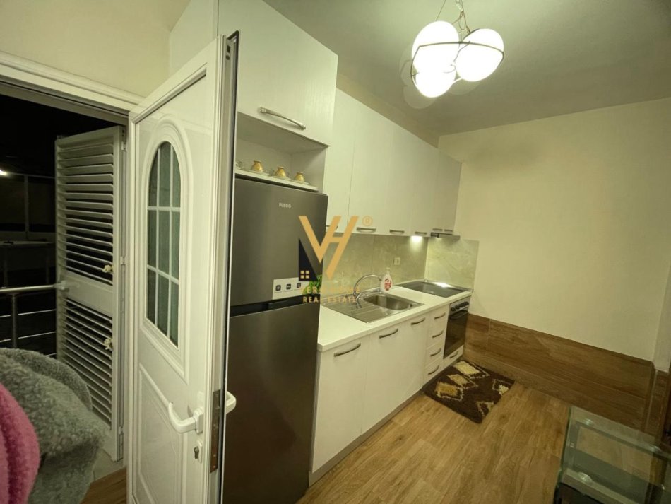 Tirane, jepet me qera apartament 2+1+Ballkon Kati 2, 125 m² 450 € (STACIONI I TRENIT)