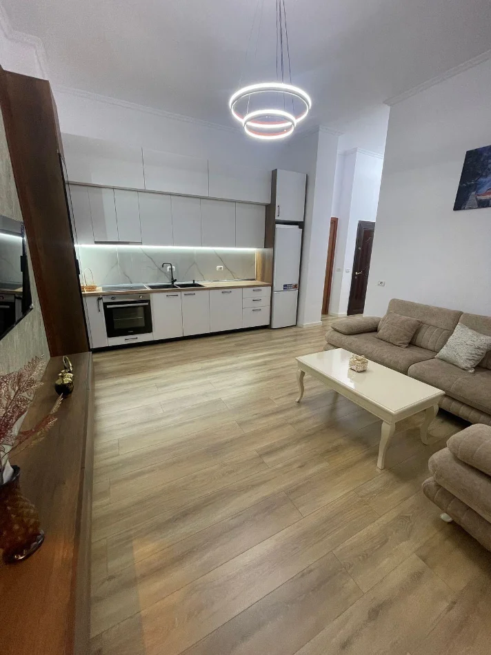 Tirane, jepet me qera apartament 2+1+Ballkon Kati 1, 120 m² 500 € (Astrit Losha)