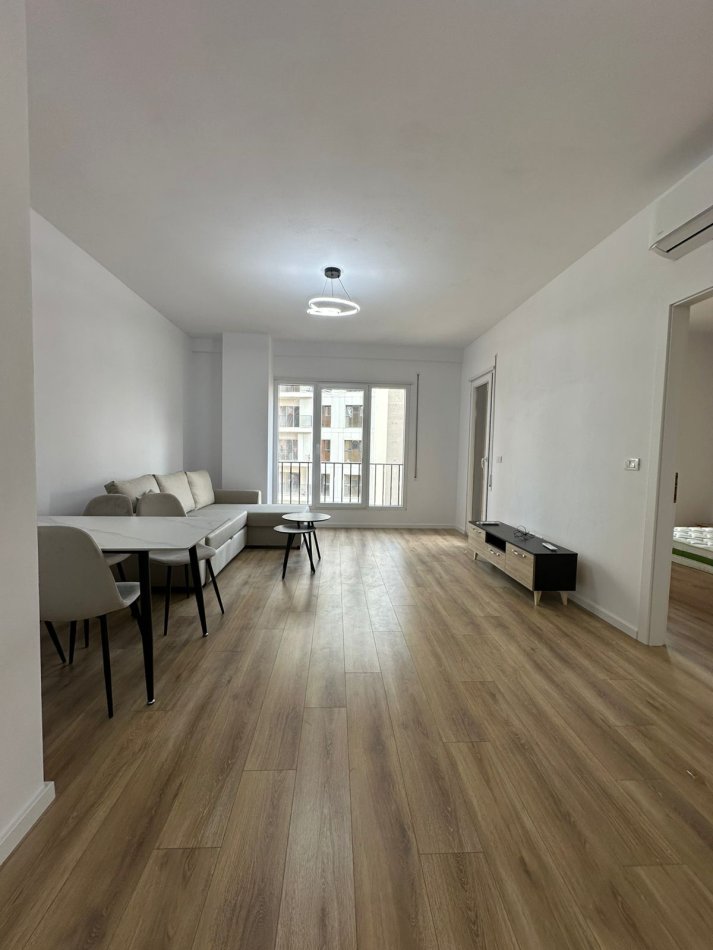 Tirane, jepet me qera apartament 1+1 Kati 3, 600 € (Shkolla kuqe)