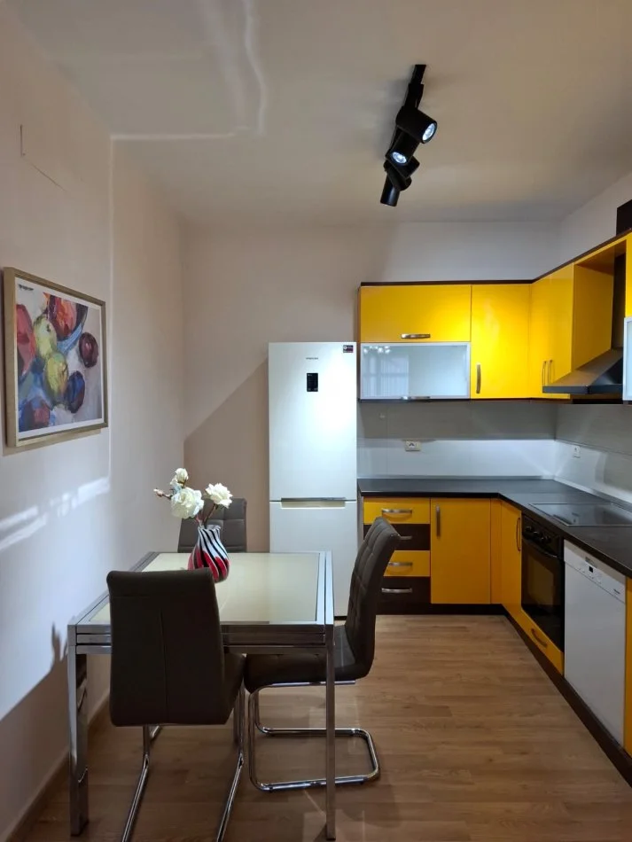 Tirane, jepet me qera apartament 2+1+Ballkon Kati 3, 115 m² 800 € (Kopshti Zoologjik)