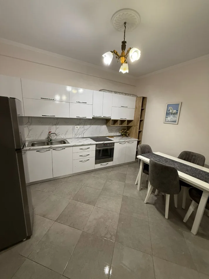 Tirane, jepet me qera apartament 1+1+Ballkon Kati 3, 70 m² 500 € (Green City Astir)