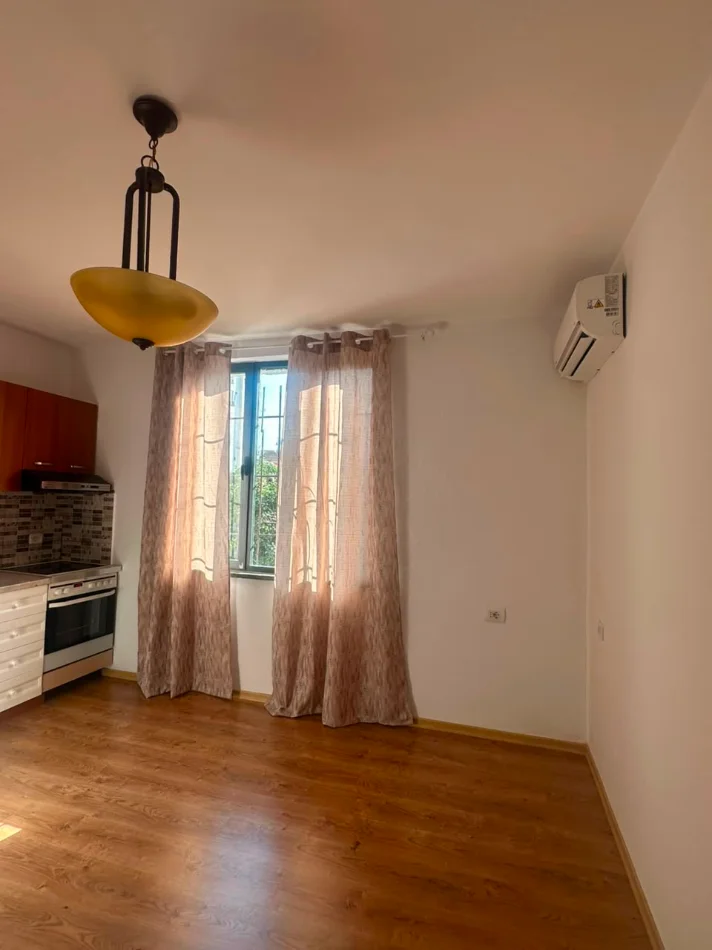 Tirane, jepet me qera dyqan Kati 2, 55 m² 650 € (qender , sheshi skenderbej)