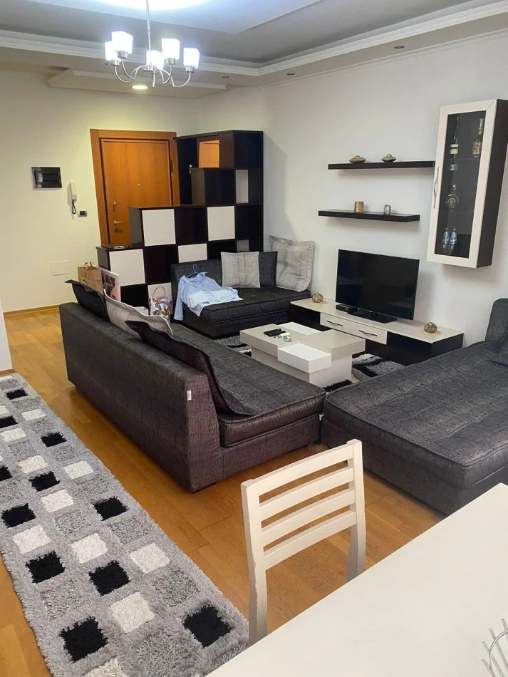 Tirane, jepet me qera 2+1+Ballkon Kati 5, 97 m² 650 € (Qytet Studenti)