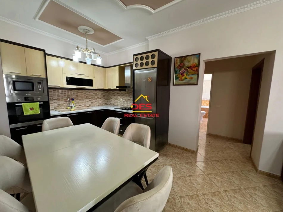 Vlore, jepet me qera apartament 2+1+Ballkon Kati 8, 110 m² 400 € (Rruga Gjergj Kastrioti)