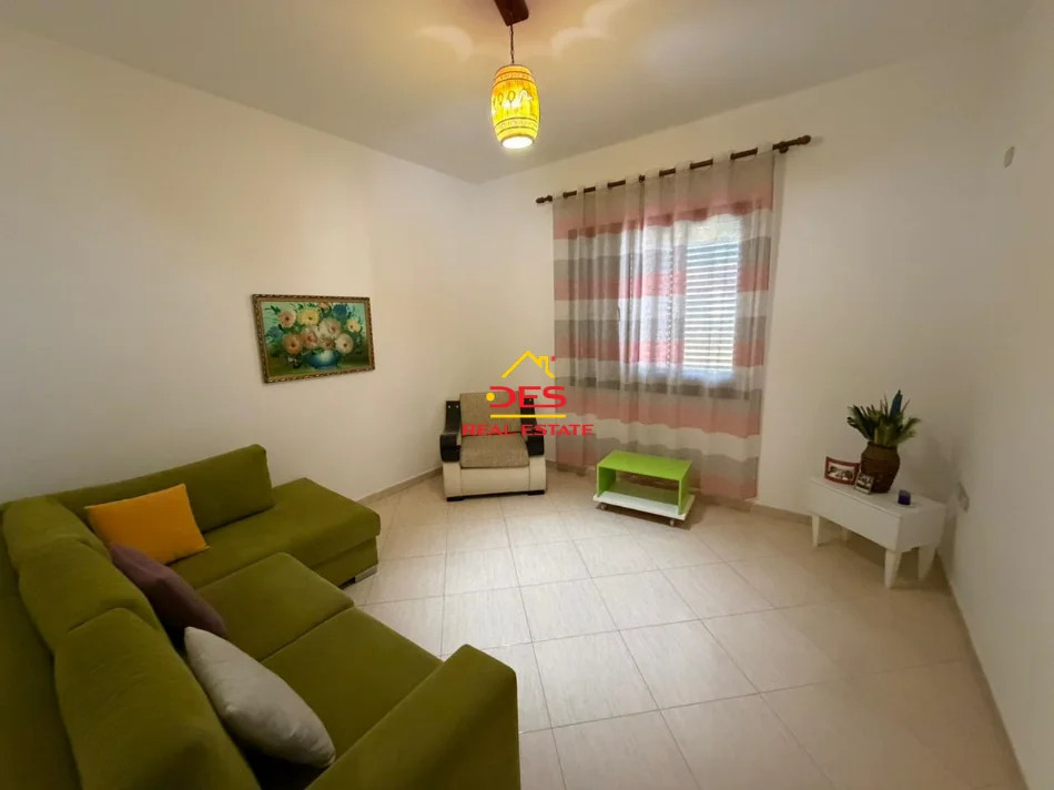 Vlore, jepet me qera Vile 3+1+Ballkon Kati 2, 120 m² 500 € (Rruga Demokracia)
