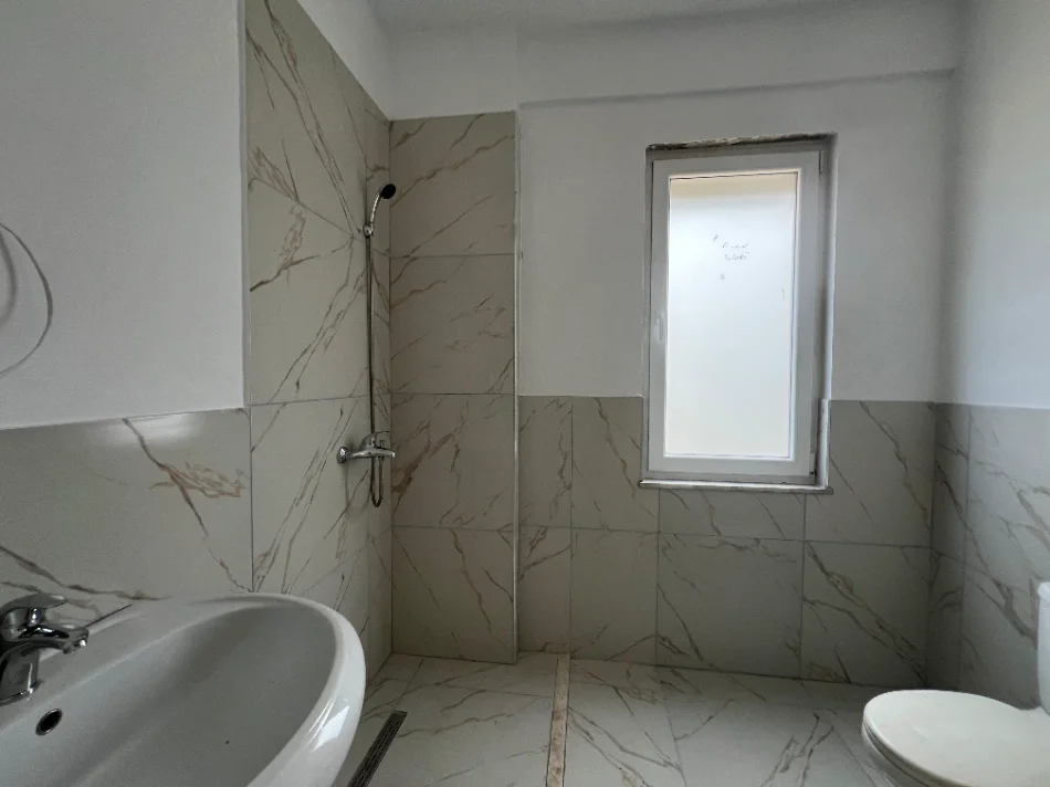 Tirane, shitet apartament 2+1+Ballkon Kati 4, 115 m² 12.800.000 € (rruga Kastriotet)