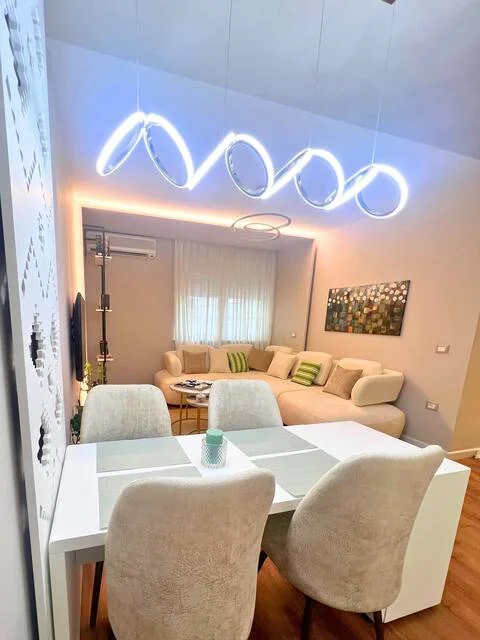 Tirane, jepet me qera apartament 1+1+Ballkon Kati 2, 71 m² 1.100 € (Rruga Perlat Rexhepi)