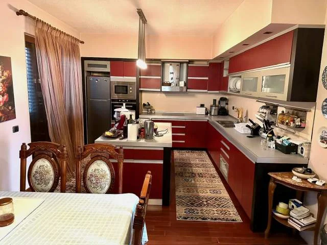 Tirane, jepet me qera Vile 5+1+A Kati 3, 500 m² 2.000 Euro (Institut Kamez afer Fakultetit)