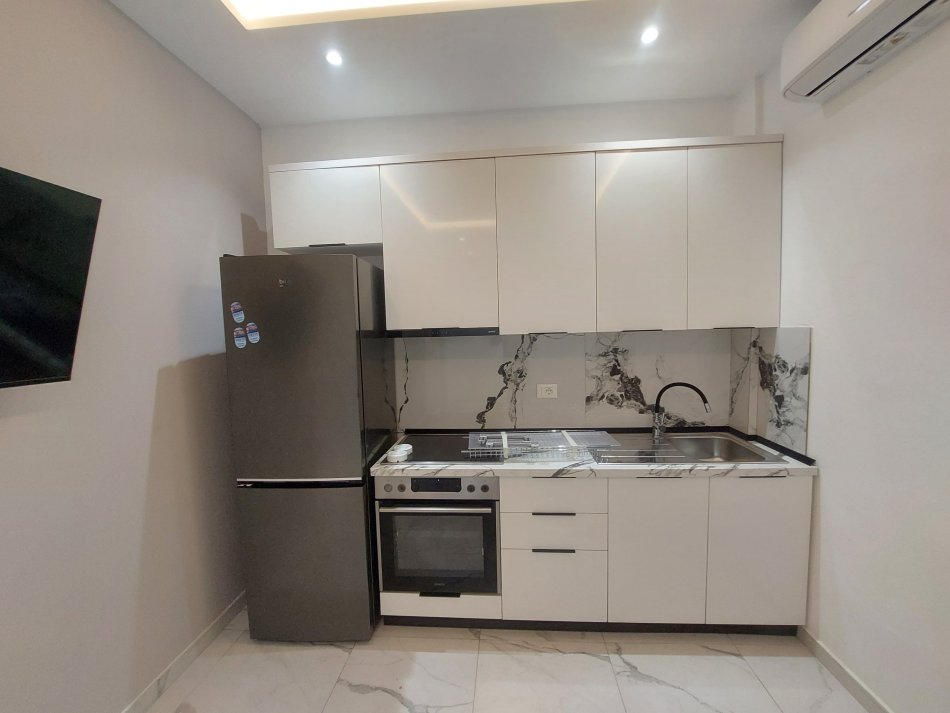 Tirane, jepet me qera apartament 1+1 Kati 1, 60 m² 450 € (Rruga 5 Maji)