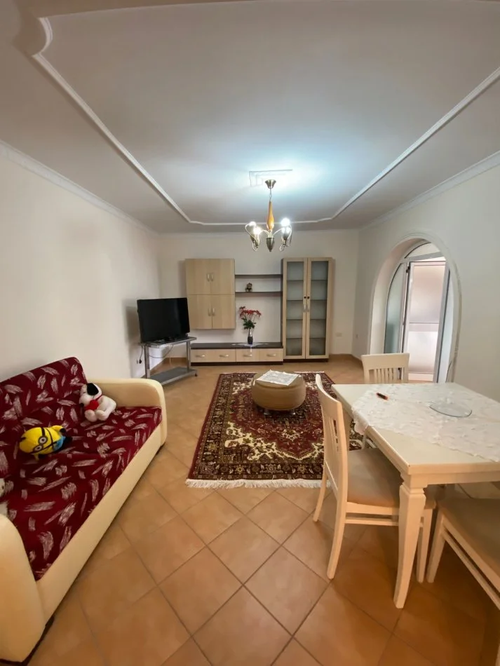 Tirane, jepet me qera apartament 2+1+Ballkon Kati 4, 130 m² 600 € 