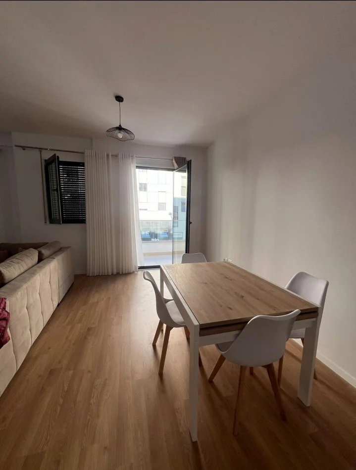 Tirane, jepet me qera apartament 2+1+Ballkon Kati 2, 124 m² 700 € (Xhanfize keko)