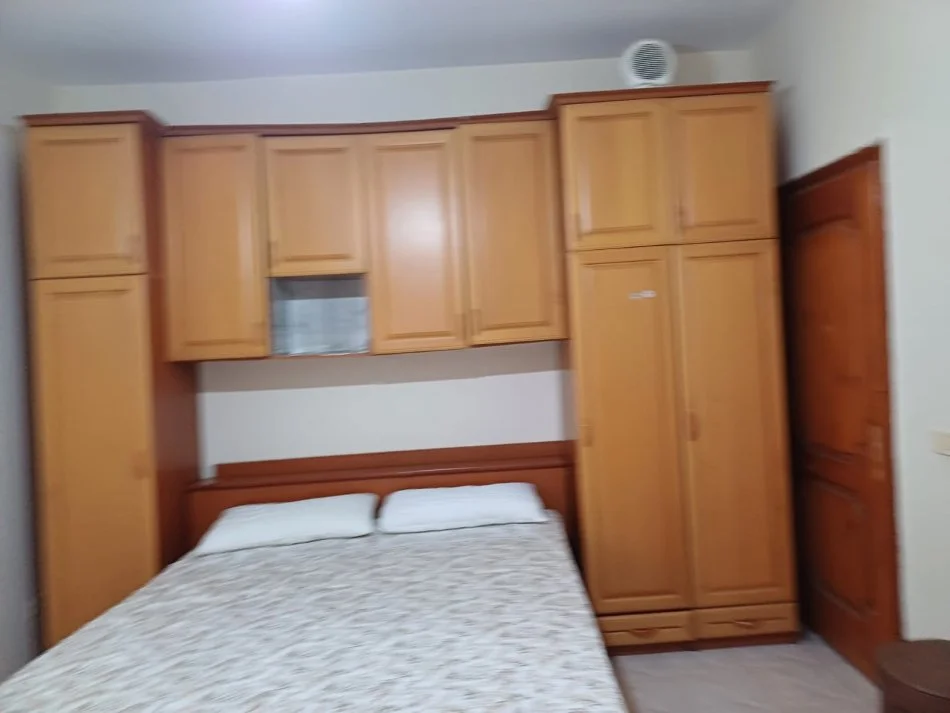 Tirane, jepet me qera 1+1 Kati 2, 35 m² 350 € (Njazi Demi)