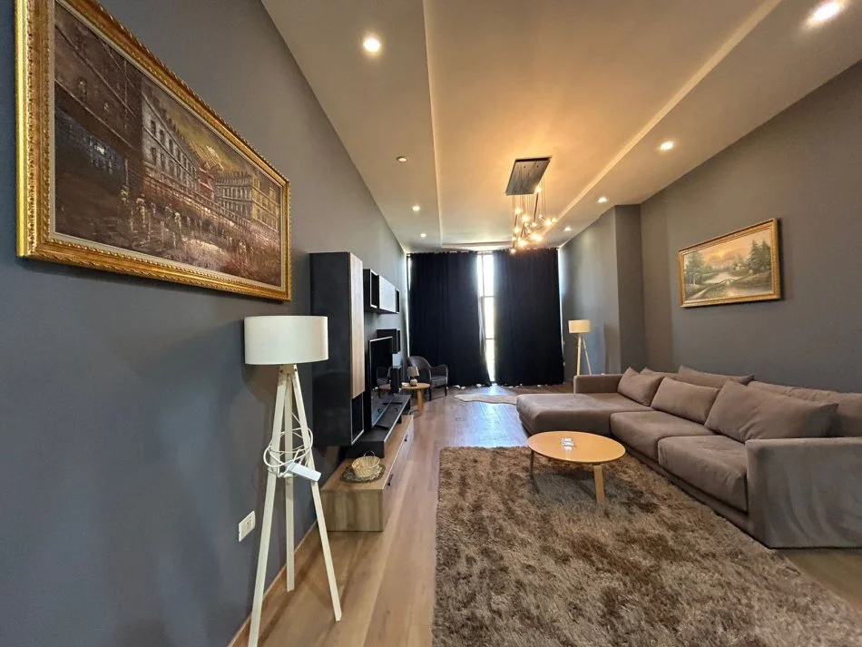 Tirane, jepet me qera apartament 1+1+Ballkon Kati 1, 120 m² 650 € (RRUGA PETI)