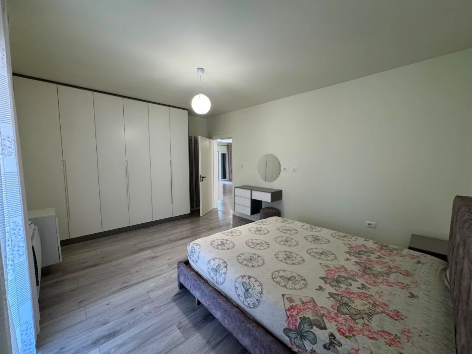 Tirane, jepet me qera apartament 2+1+Ballkon Kati 7, 136 m² 750 € (Laprake)