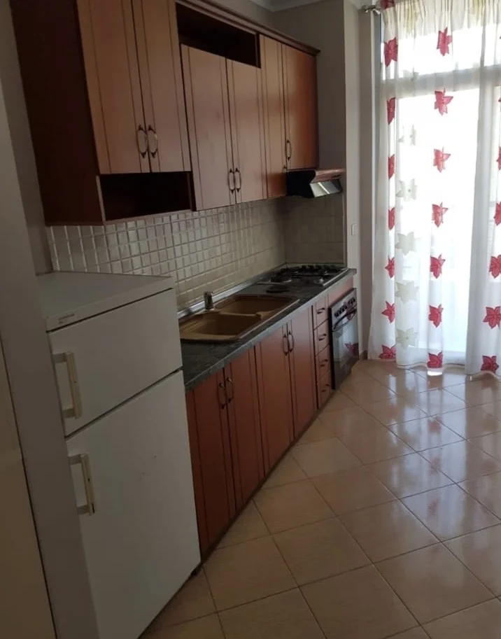 Tirane, jepet me qera apartament 1+1+Ballkon Kati 4, 67 m² 400 € (Ozone Astir 2 rotondot)