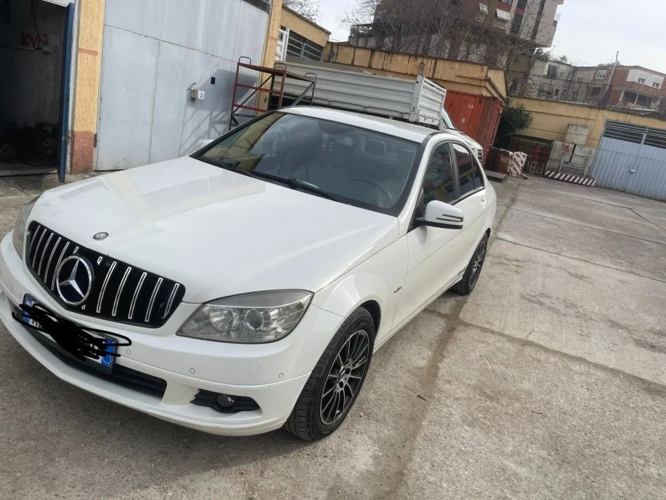 Tirane, shitet makine mercedes benz Nafte, e bardhë manuale Klima 210 km 6.500 €