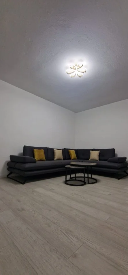 Tirane, jepet me qera apartament 1+1+Ballkon Kati 3, 63 m² 680 € (Komuna e parisit)