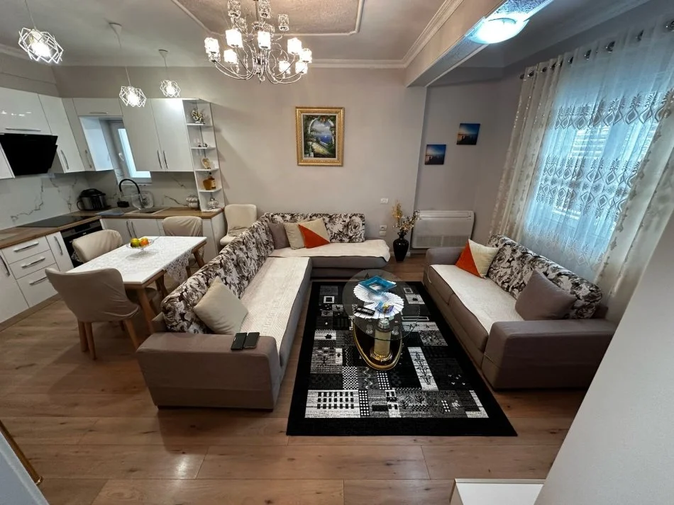 Tirane, jepet me qera apartament duplex 3+1+Ballkon Kati 2, 120 m² 650 € (Rruga gjin gjergji)